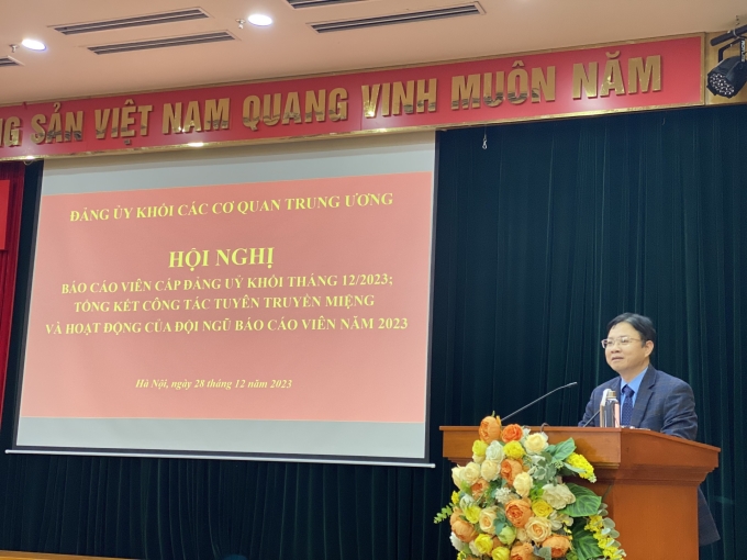 Đồng chí Ngô Lê Văn, Phó Trưởng Ban Đối ngoại Trung ương thông tin chuyên đề tại Hội nghị.