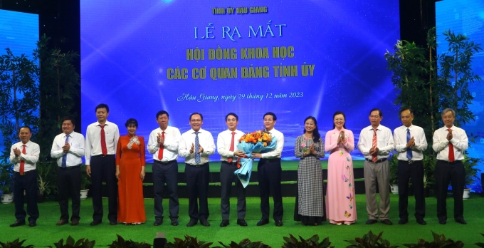 Đồng chí Nghiêm Xuân Thành, Ủy viên Trung ương Đảng, Bí thư Tỉnh ủy trao hoa chúc mừng Hội đồng khoa học các cơ quan Đảng Tỉnh uỷ.