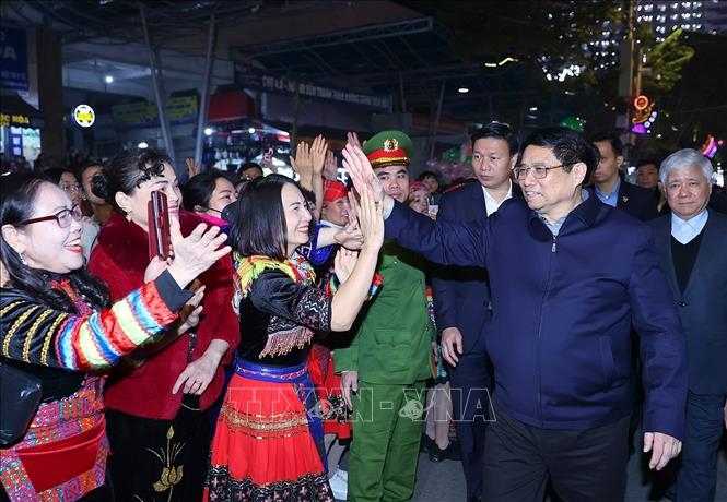Thủ tướng Phạm Minh Chính với nhân dân các dân tộc tỉnh Cao Bằng. Ảnh Dương Giang - TTXVN
