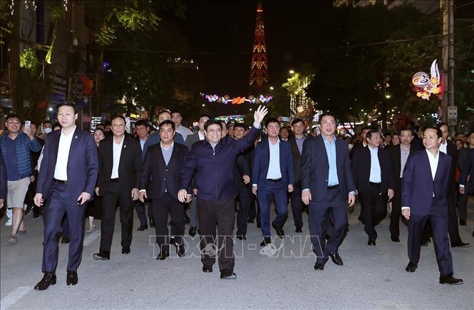Thủ tướng Phạm Minh Chính tham quan phố đi bộ Kim Đồng