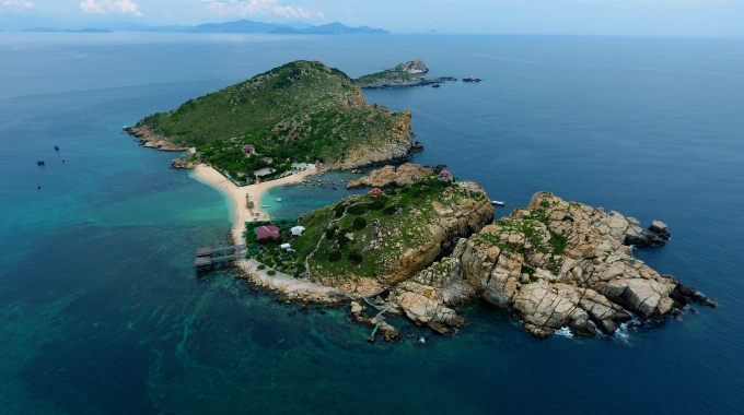 Đảo Yến thuộc Vịnh Nha Trang, Khánh Hòa, cách đất liền khoảng 25km về phía Đông Bắc.