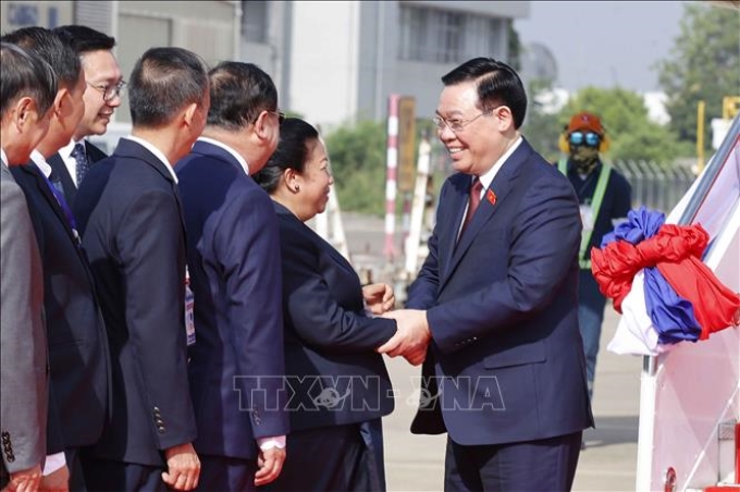 Lễ đón Chủ tịch Quốc hội Vương Đình Huệ tại sân bay quốc tế Wattay, thủ đô Vientiane. Ảnh: Doãn Tấn/TTXVN