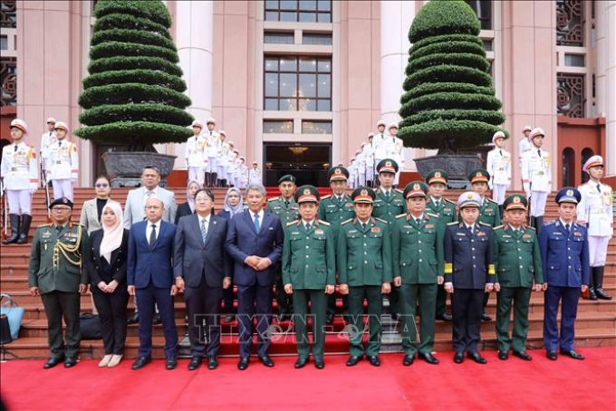 Bộ trưởng Quốc phòng Phan Văn Giang và Bộ trưởng Quốc phòng Malaysia Dato’ Seri Utama Haji Mohamad Bin Haji Hasan với các đại biểu cấp cao quân đội hai nước. Ảnh: An Đăng/TTXVN