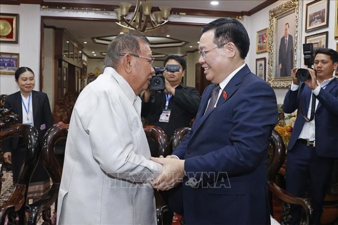 Chủ tịch Quốc hội Vương Đình Huệ thăm nguyên Tổng Bí thư, nguyên Chủ tịch nước Lào Bounnhang Vorachith. (Ảnh: TTXVN)