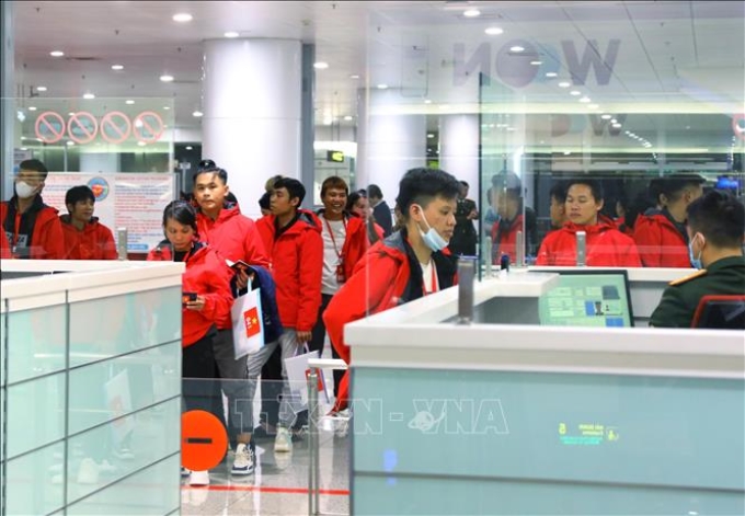 Công dân Việt Nam từ Myanmar làm thủ tục nhập cảnh tại Sân bay quốc tế Nội Bài, Hà Nội, rạng sáng 5/12. (Ảnh: TTXVN)