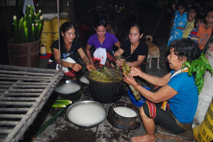 Bà Lê Thị Xô (73 tuổi), dân tộc Ca Dong ở tại thôn 1, xã Trà Bui khoe với bánh bênh chai nấu xong chuẩn bị ăn Tết mùa.