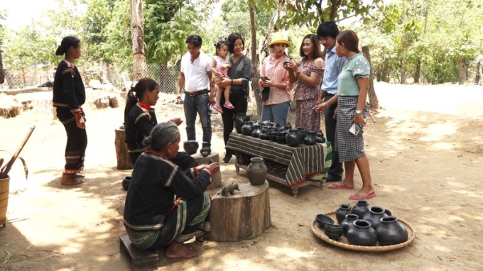 Khách du lịch tham quan, tìm hiểu về gốm của người Mnông (huyện Lắk, tỉnh Đắk Lắk).