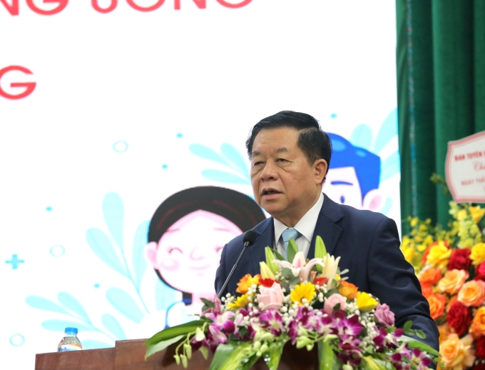 Đồng chí Nguyễn Trọng Nghĩa đánh giá cao công tác chăm sóc bệnh nhân của đội ngũ thầy thuốc tại Bệnh viện Nhi Trung ương.