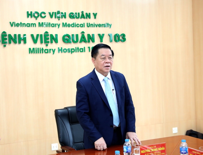 Đồng chí Nguyễn Trọng Nghĩa phát biểu tại buổi làm việc với Bệnh viện Quân y 103.