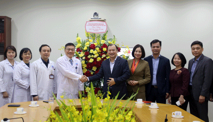 Nhân kỷ niệm 68 năm Ngày Thầy thuốc Việt Nam, đồng chí Lê Hải Bình tặng hoa chúc mừng cán bộ, đội ngũ y, bác sĩ đang công tác tại bệnh viện Hữu Nghị Việt Xô. (Ảnh: DP)