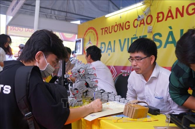 Các chuyên gia tư vấn về ngành đào tạo cho thí sinh.