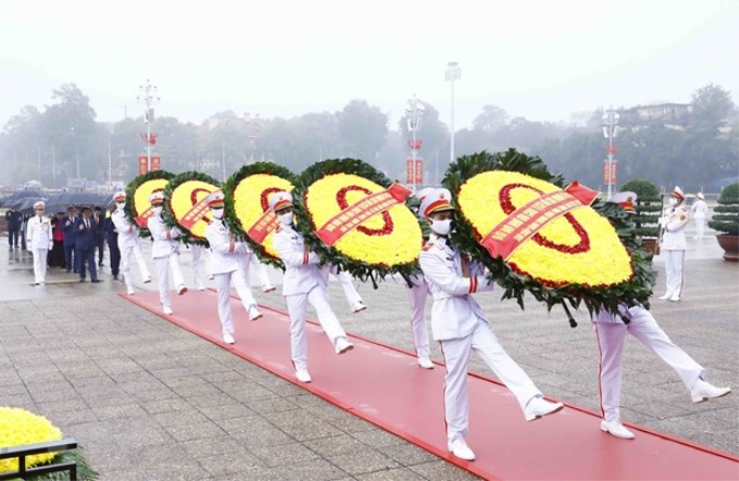 Lãnh đạo Đảng, Nhà nước đặt vòng hoa và vào Lăng viếng Chủ tịch Hồ Chí Minh (Ảnh: TTXVN)