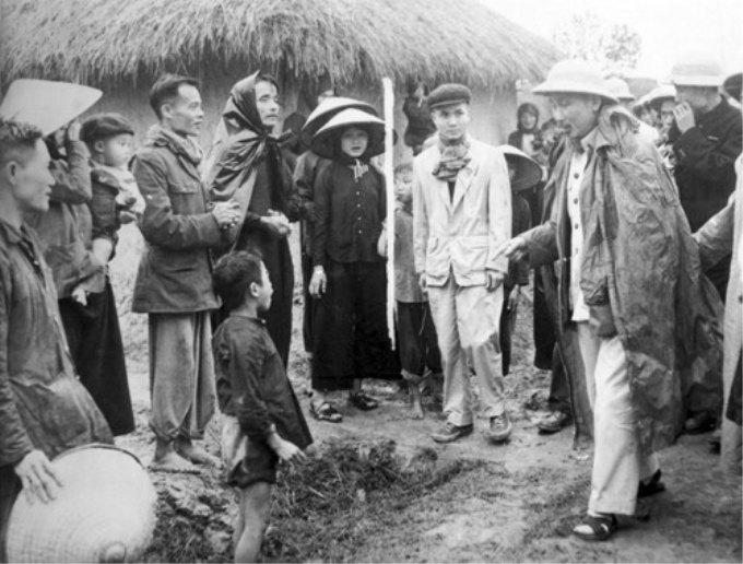 Bác hồ ân cần thăm hỏi nhân dân xã Tân Phongtrong ngày người về thăm 12/2/1956