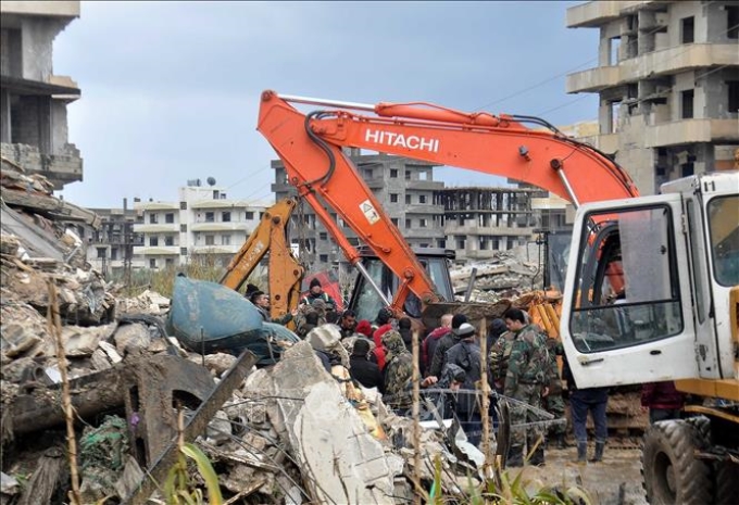 Chú thích ảnh Lực lượng cứu hộ tìm kiếm nạn nhân tại hiện trường đổ nát sau trận động đất tại Jableh, tỉnh Latakia, Syria, ngày 6/2/2023. Ảnh: THX/TTXVN