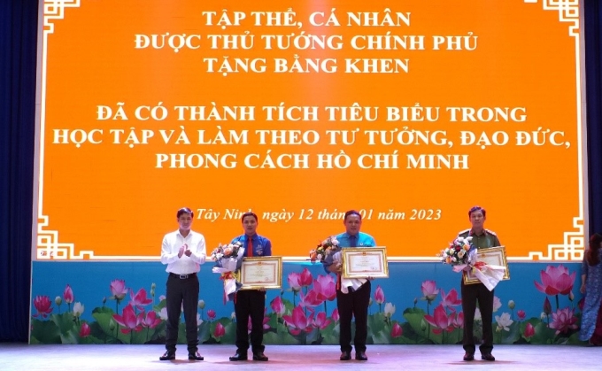 Đồng chí Nguyễn Thành Tâm, Uỷ viên Ban Chấp hành Trung ương Đảng, Bí thư Tỉnh ủy trao Bằng khen của Thủ tướng Chính phủ cho các tập thể, cá nhân.