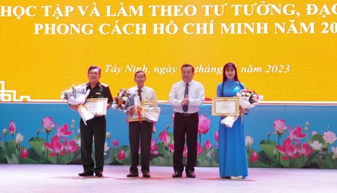 Phó bí thư Thường trực Tỉnh uỷ Phạm Hùng Thái trao Bằng khen của Trưởng Ban Tuyên giáo Trung ương cho các tập thể, cá nhân.