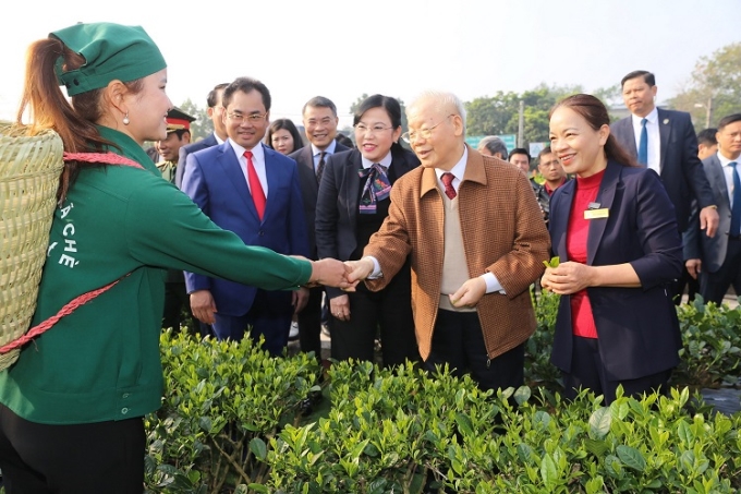 Tổng Bí thư Nguyễn Phú Trọng thăm hỏi các xã viên tại vườn chè của Hợp tác xã chè Hảo Đạt, xã Tân Cương, thành phố Thái Nguyên, tỉnh Thái Nguyên. (Ảnh: thainguyen.gov.vn)