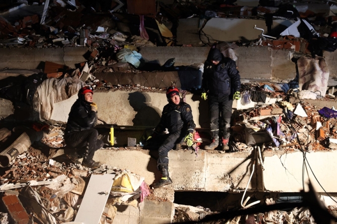 Lực lượng cứu hộ tìm kiếm nạn nhân tại tỉnh Kahramanmaras, Thổ Nhĩ Kỳ, ngày 7/2. (Ảnh: Getty Images)