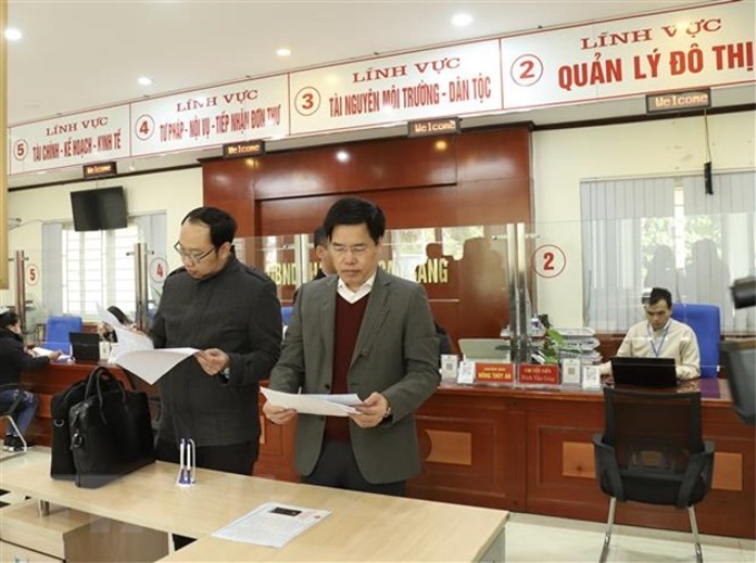 Đoàn công tác Ban Chỉ đạo cải cách hành chính của Chính phủ kiểm tra Bộ phận một cửa của thành phố Cao Bằng, tỉnh Cao Bằng. (Ảnh: TTXVN)