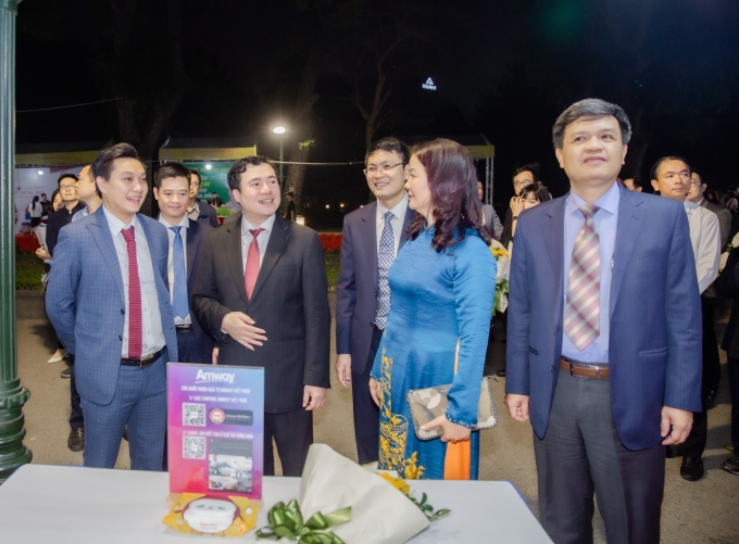 Các đại biểu tham quan gian hàng của Amway Việt Nam