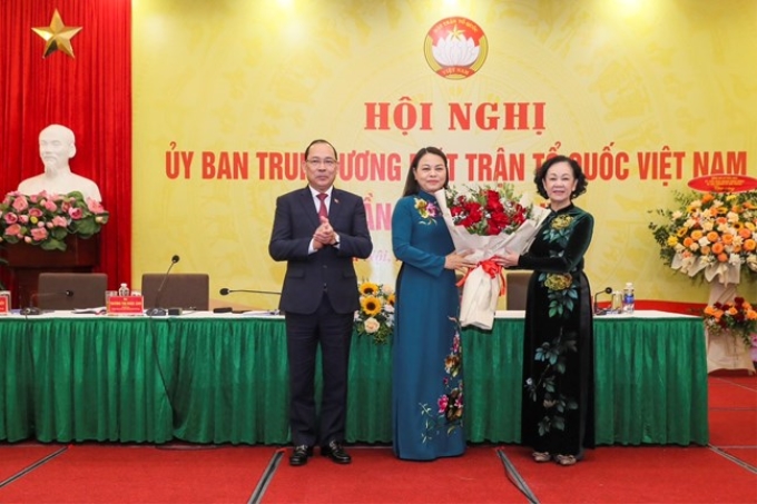 Bà Trương Thị Mai, Ủy viên Bộ Chính trị, Thường trực Ban Bí thư Trung ương Đảng, Trưởng Ban Tổ chức Trung ương tặng hoa chúc mừng bà Nguyễn Thị Thu Hà, Ủy viên Trung ương Đảng, Phó Chủ tịch - Tổng Thư ký Ủy ban Trung ương MTTQ Việt Nam. Ảnh: mattran.org.vn