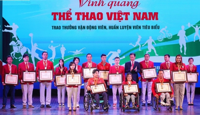 Trao Bằng khen cho các huấn luyện viên, vận động viên tiêu biểu và huấn luyện viên, vận động viên người khuyết tật xuất sắc toàn quốc năm 2022.