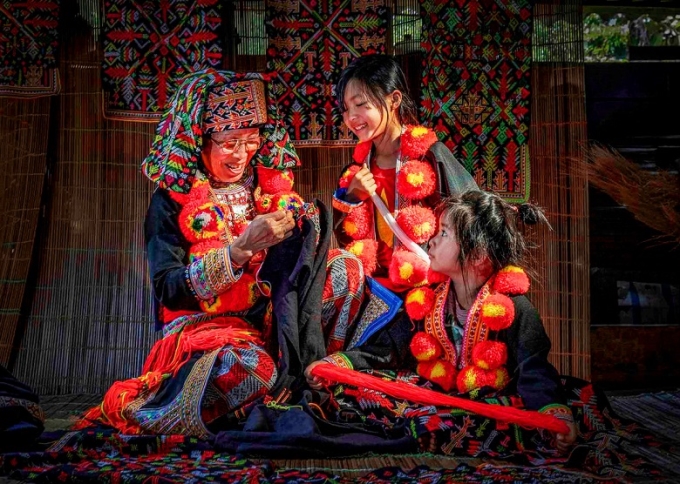 Truyền dạy nghề thêu thổ cẩm truyền thống của đồng bào dân tộc Dao Đỏ cho thế hệ mai sau. (Nguồn: nhiepanhdoisong.vn)