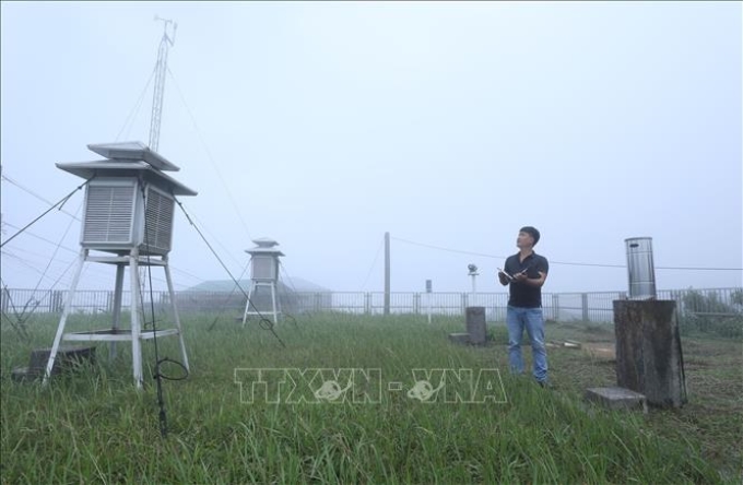 Cán bộ Trạm khí tượng Mẫu Sơn, Đài Khí tượng Thủy văn tỉnh Lạng Sơn quan trắc thời tiết tại Trạm. Ảnh: Anh Tuấn/TTXVN