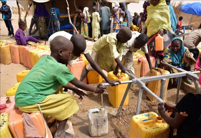 Trẻ em lấy nước tại vòi nước công cộng trong trại tị nạn ở Kidjendi, đông nam Niger. Ảnh tư liệu: AFP/TTXVN