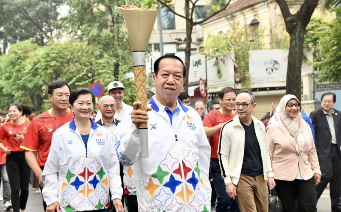 Ông Hor Sarun - Quốc Vụ khanh kiêm Đặc phái viên Ban tổ chức SEA Games 32 tham dự lễ rước đuốc tại Hà Nội