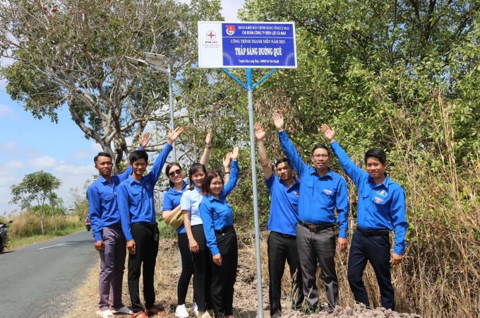 Bàn giao công trình “Thắp sáng đường quê” tại Cà Mau