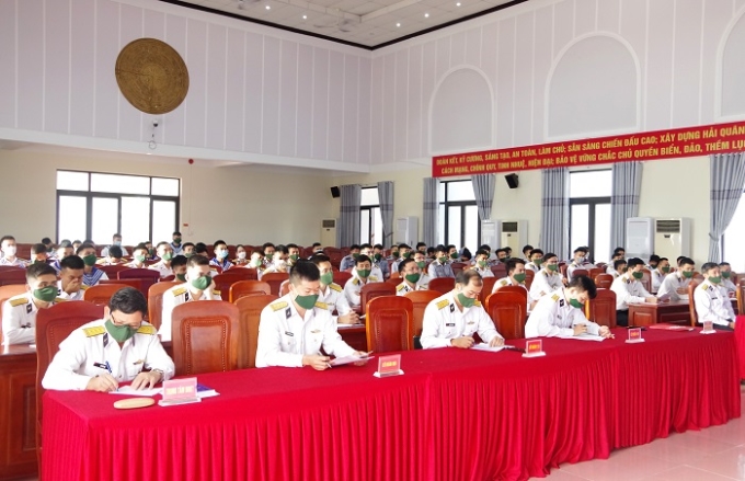 Các đại biểu, học viên tham dự khai mạc lớp bồi dưỡng lý luận chính trị cho đảng viên mới năm 2021 và đối tượng kết nạp đảng năm 2022 của Đảng ủy Vùng 3 Hải quân.
