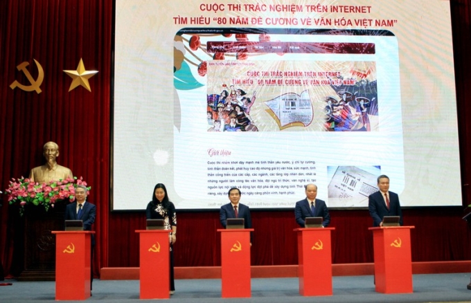 Các đại biểu thực hiện nghi thức ấn nút phát động cuộc thi trắc nghiệm trên internet tìm hiểu "80 năm đề cương về văn hóa Việt Nam".