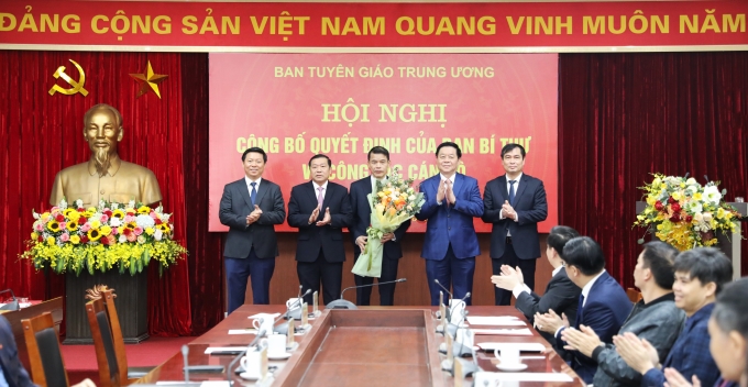 Tập thể lãnh đạo Ban Tuyên giáo Trung ương tặng hoa chúc mừng đồng chí Vũ Thanh Mai. (Ảnh: TA)