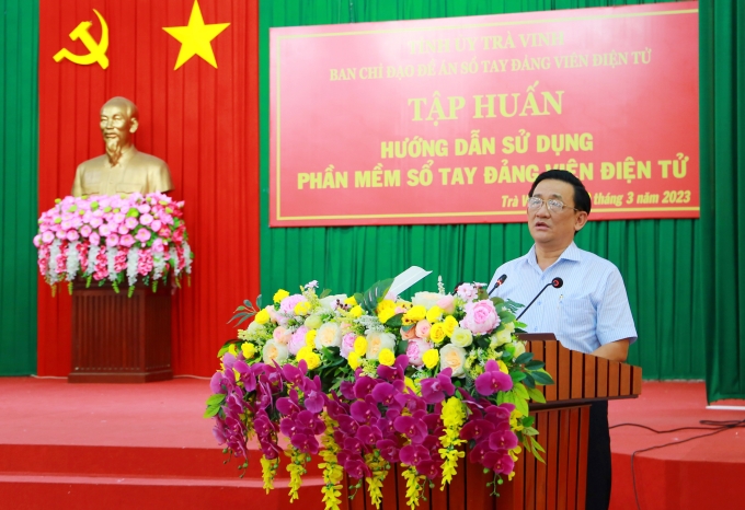 Đồng chí Trần Quốc Tuấn, Trưởng ban Tuyên giáo Tỉnh ủy Trà Vinh, Phó Trưởng ban Thường trực Ban chỉ đạo Đề án Sổ tay Đảng viên điện tử phát biểu khai mạc tập huấn.