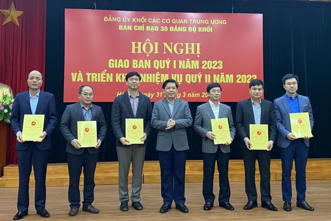 Đồng chí Nguyễn Văn Thể trao quyết định cho các đồng chí trong Ban Chỉ đạo 35 Đảng ủy Khối nhiệm kỳ 2020-2025.