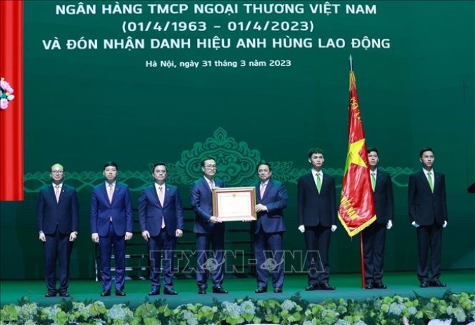 Thủ tướng Phạm Minh Chính trao Danh hiệu Anh hùng Lao động cho Ngân hàng TMCP Ngoại thương Việt Nam. Ảnh: Dương Giang/TTXVN