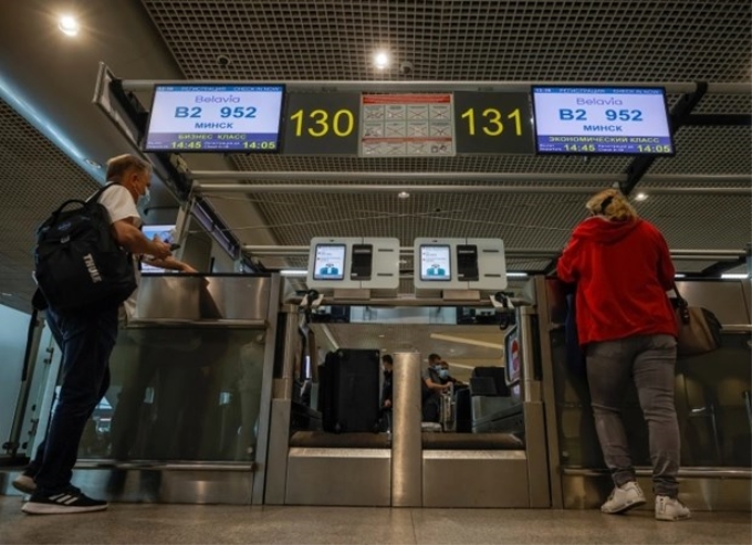 Hành khách làm thủ tục nhập cảnh tại sân bay Domodedovo, gần Moskva, Nga. (Ảnh: Reuters)