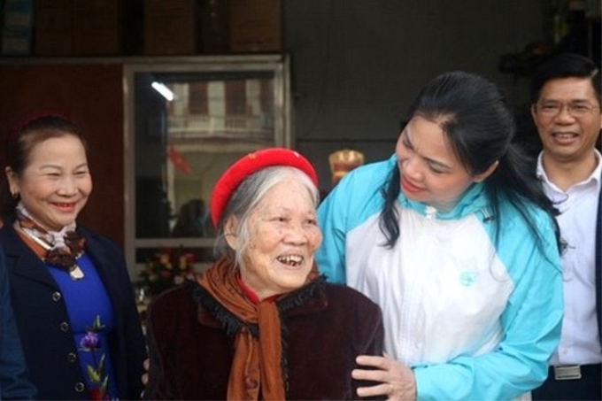 Chủ tịch Hội Liên hiệp Phụ nữ Việt Nam Hà Thị Nga thăm và chúc mừng phụ nữ cao tuổi nhân ngày thành lập Đảng 3/2. (Ảnh: VGP)