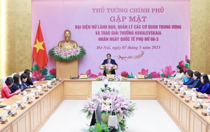 Thủ tướng Phạm Minh Chính chúc mừng đại diện nữ lãnh đạo và các nhà khoa học nữ. (Ảnh: TTXVN)