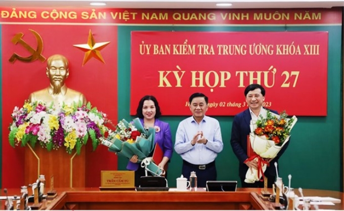 Đồng chí Trần Cẩm Tú, Ủy viên Bộ Chính trị, Bí thư Trung ương Đảng, Chủ nhiệm Ủy ban Kiểm tra Trung ương trao quyết định và tặng hoa chúc mừng  hai đồng chí Trần Thị Hiền và Hoàng Trọng Hưng,vừa được Bộ Chính trị chuẩn y Phó Chủ nhiệm Ủy ban Kiểm tra Trung ương. (Nguồn: Ủy ban Kiểm tra Trung ương)