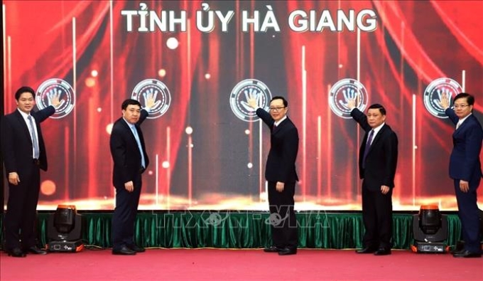 Lãnh đạo tỉnh Hà Giang thực hiện nghi thức ấn nút phát động cuộc thi.