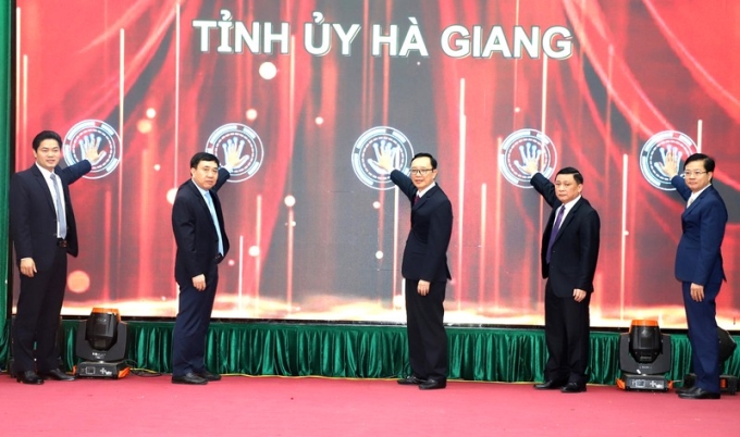 Các đồng chí lãnh đạo tỉnh Hà Giang ấn nút phát động cuộc thi.