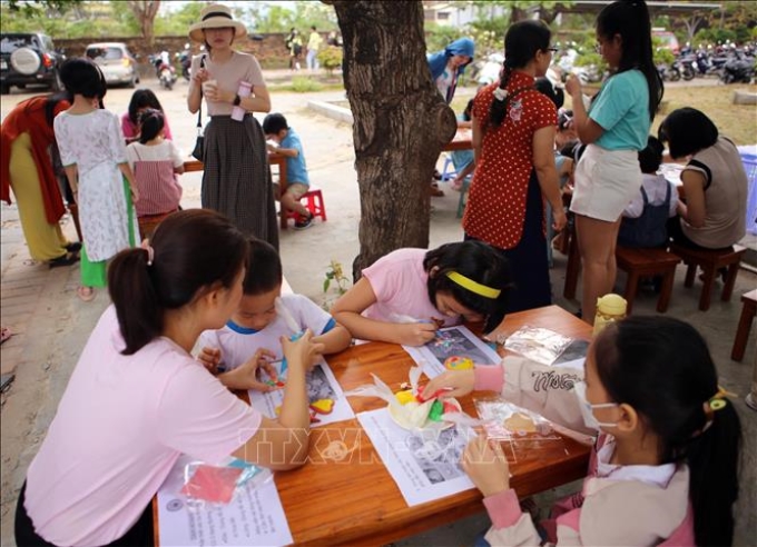 Các em thiếu nhi tham gia tìm hiểu và trải nghiệm các hoạt động làm bánh ngọt của Pháp tại chương trình.