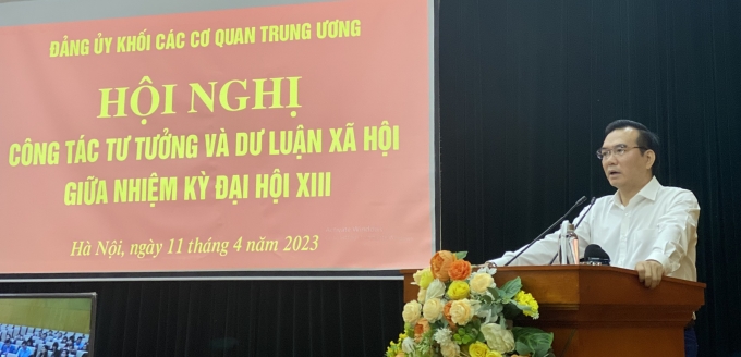 Đồng chí Nguyễn Minh Chung báo cáo tại Hội nghị.