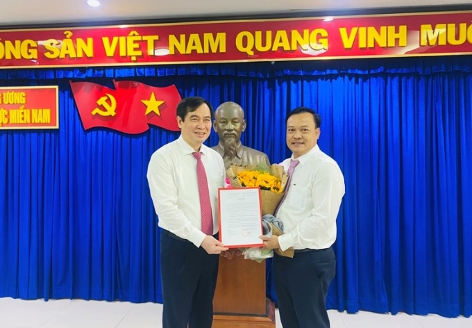 Đồng chí Phan Xuân Thủy, Phó Trưởng ban Tuyên giáo Trung ương trao quyết định bổ nhiệm cho đồng chí Nguyễn Công Dẫn giữ chức Phó Trưởng Cơ quan Thường trực khu vực miền Nam, Ban Tuyên giáo Trung ương.