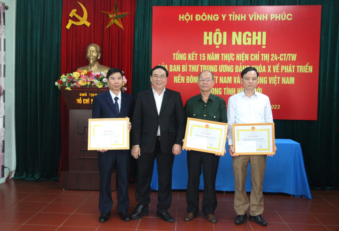 Thầy thuốc Nhân dân, PGS.TS Đậu Xuân Cảnh, Chủ tịch Hội Đông y Việt Nam tặng Bằng khen cho các tập thể có thành tích xuất sắc.