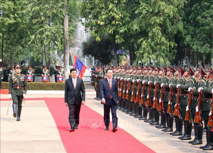 Chủ tịch nước Võ Văn Thưởng và Tổng Bí thư, Chủ tịch nước Lào Thongloun Sisoulith duyệt đội danh dự. Ảnh: Thống Nhất/TTXVN