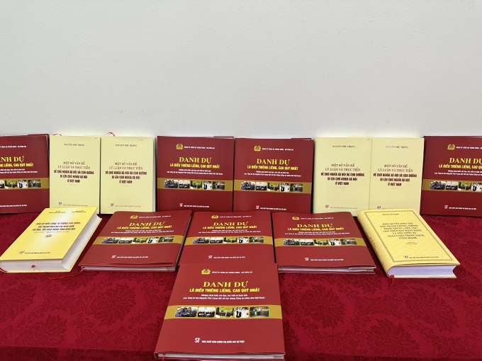 Cuốn sách Danh dự là điều thiêng liêng, cao quý nhất (Những phát biểu chỉ đạo, bài viết và hình ảnh của Tổng Bí thư Nguyễn Phú Trọng đối với lực lượng Công an nhân dân Việt Nam)” trưng bày tại buổi Lễ