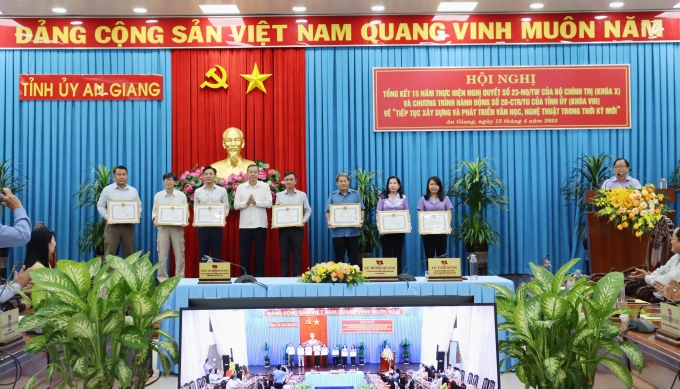 Phó Bí thư Thường trực Tỉnh ủy, Chủ tịch Hội đồng nhân dân tỉnh Lê Văn Nưng trao Bằng khen của UBND tỉnh cho các tập thể, cá nhân có thành tích